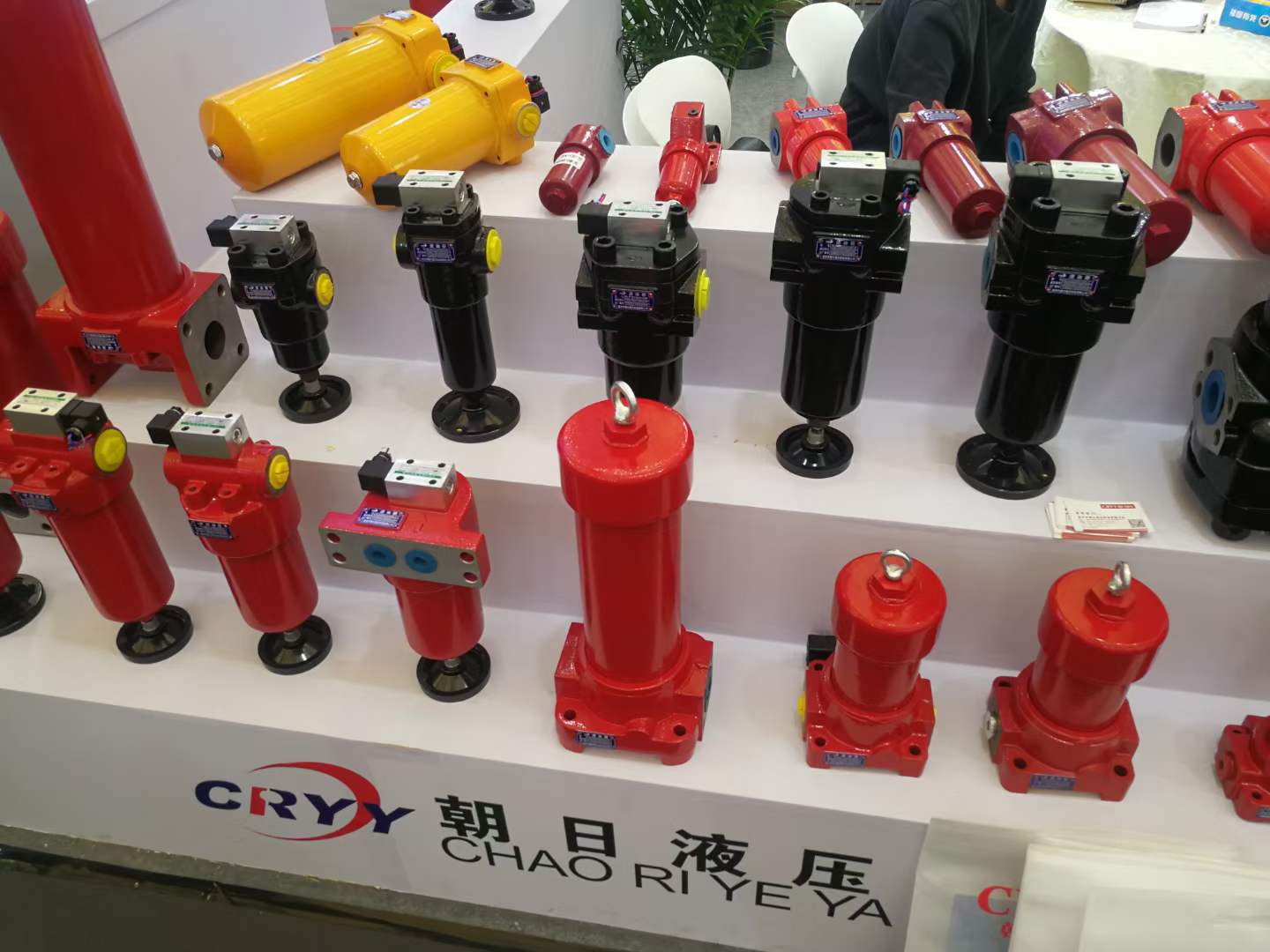 在液壓系統(tǒng)中，絕大多數(shù)的故障都是因?yàn)橐簤河臀廴荆鸵褐谢烊腚s質(zhì)等原因?qū)е碌?。因此，控制好液壓系統(tǒng)中油液污染程度，就基本可以保證系統(tǒng)正常穩(wěn)定的運(yùn)行。要防止液壓系統(tǒng)中油液污染，一方面要防止外部雜質(zhì)進(jìn)入液壓系統(tǒng)內(nèi)，另一方面選擇合適的液壓油過濾裝置，做好液壓油過濾。