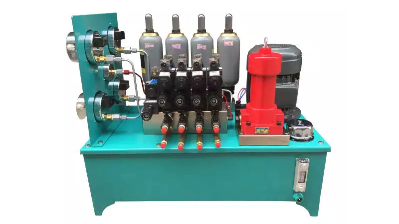 要防止液壓系統(tǒng)中油液污染，一方面要防止外部雜質(zhì)進(jìn)入液壓系統(tǒng)內(nèi)，另一方面選擇合適的液壓油過(guò)濾裝置，做好液壓油過(guò)濾。 下面液壓過(guò)濾器廠家朝日液壓跟大家分享液壓過(guò)濾器的選用技巧：